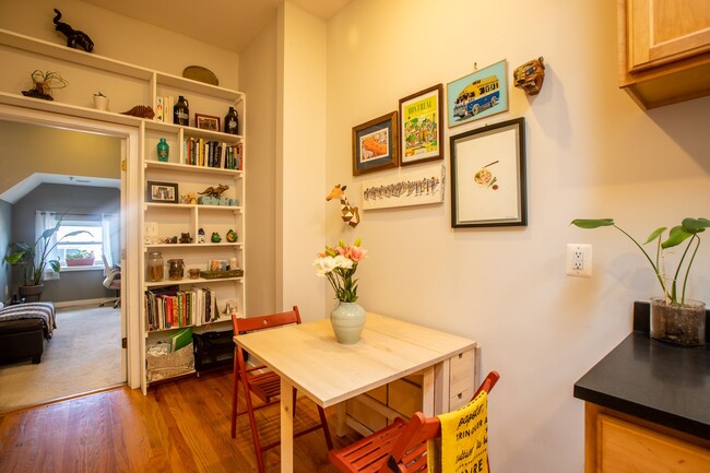 Building Photo - Sunny 2 BR/2 BA Condo in Columbia Heights!