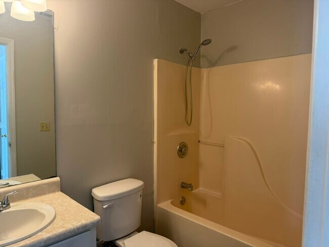 Building Photo - 910 Brett Dr