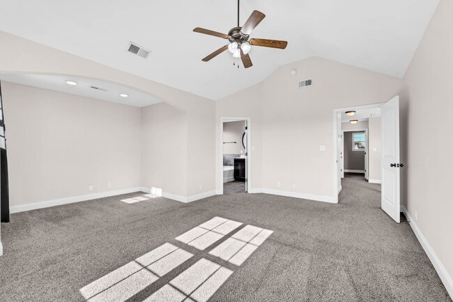 Building Photo - Close to Post and Move in Ready!