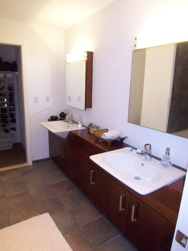Building Photo - Centrally Located Elegant Designer-Chic 1B...
