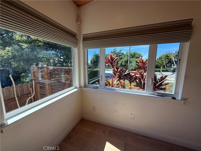 Building Photo - 940 Crestview Dr