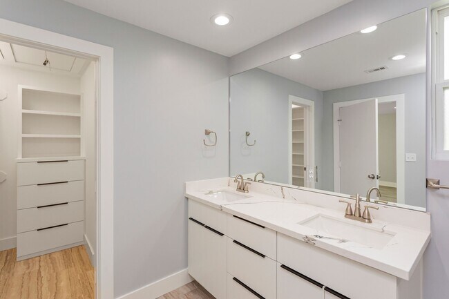 Building Photo - 2005 Portsmouth St