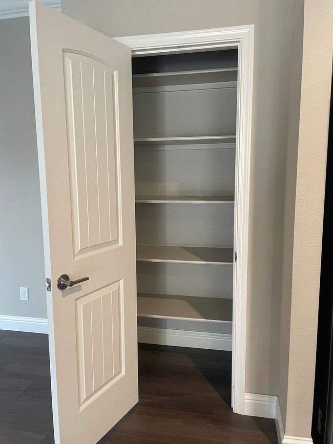 Building Photo - New Year Move-In Special! $200 OFF 1st MONTH RENT!!