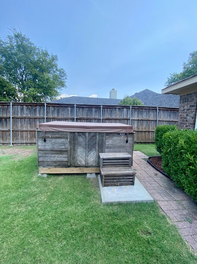 Building Photo - 2217 Brookside Dr