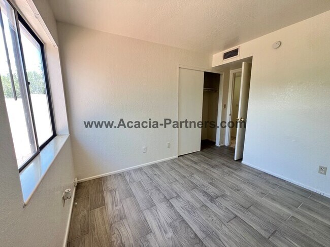 Building Photo - Three Bedroom Townhouse