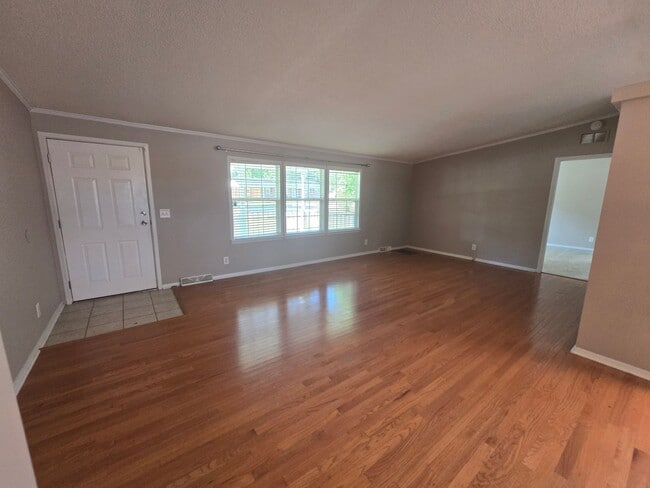 Building Photo - NEW LISTING!!!!!