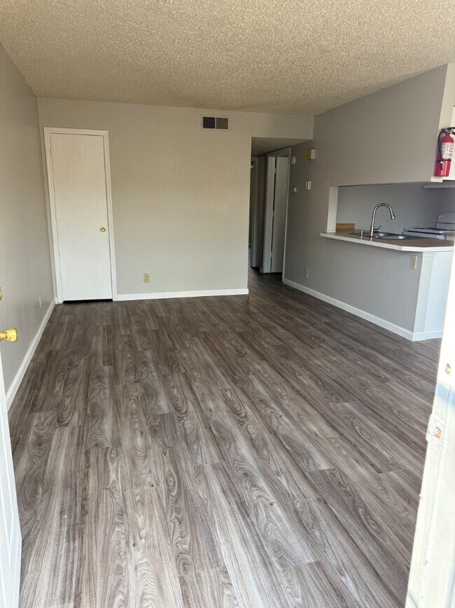 Building Photo - 912 San Pedro Dr SE