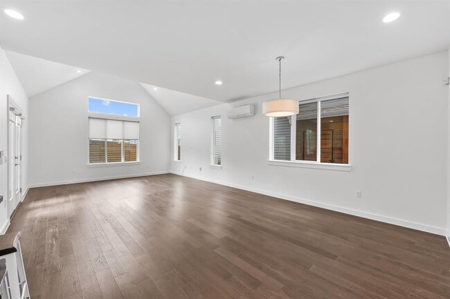 Building Photo - 3600 Clary Wy