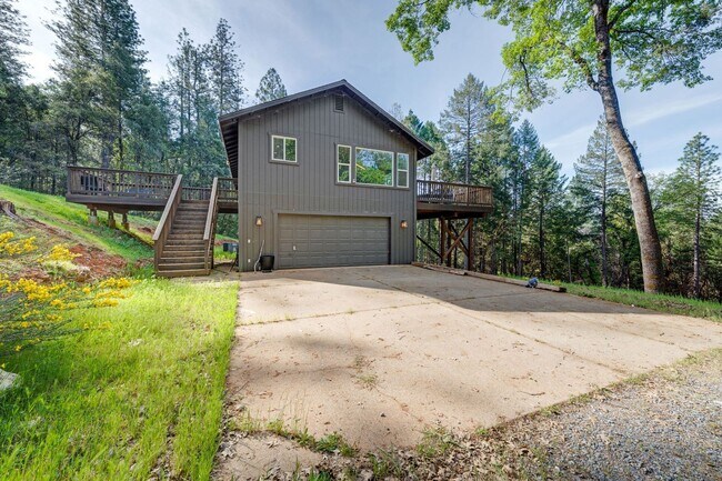 Building Photo - Updated Georgetown Home on 5 Acres with Huge Deck!