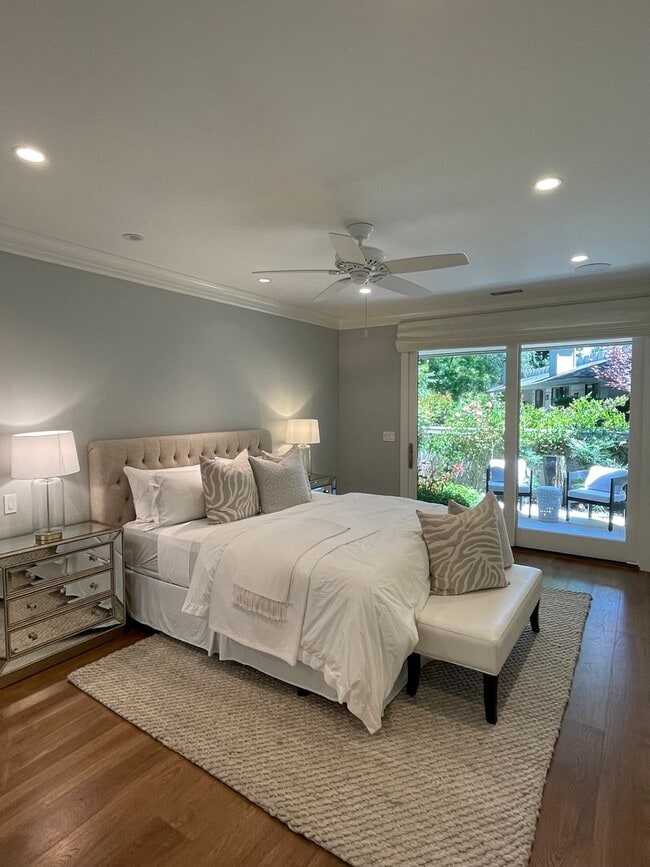 Building Photo - Luxury townhouse, close to town, easy comm...