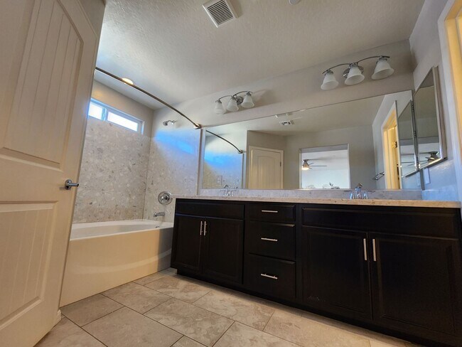 Building Photo - Three Level Mountains Edge Townhome