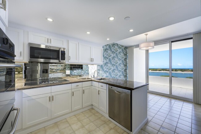 Building Photo - 525 S Flagler Dr
