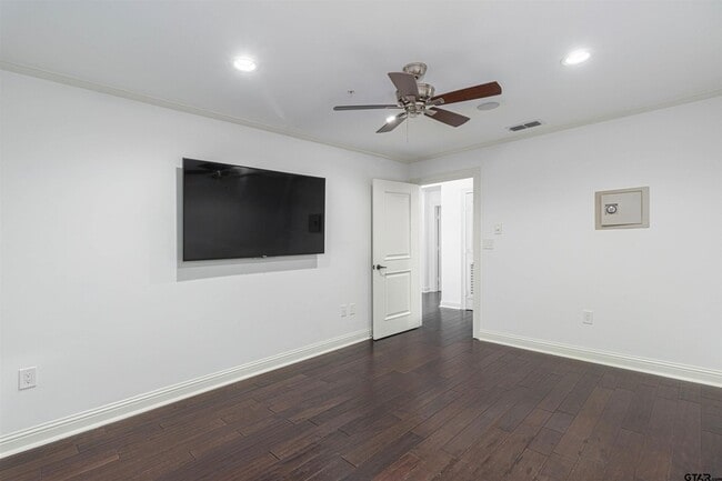 Building Photo - 2801 Wexford Dr