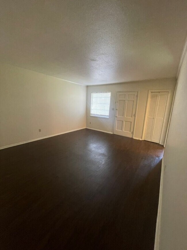 Building Photo - Perfect One Bedroom by Silas Creek