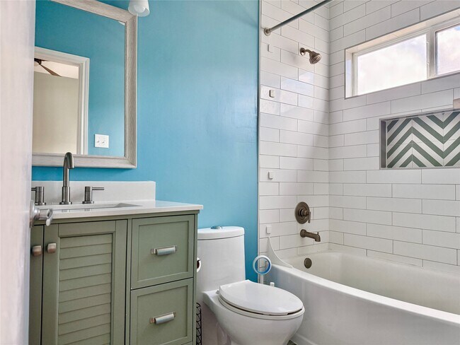 Building Photo - 608 W Drew St