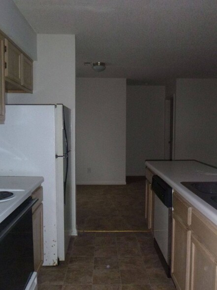 Building Photo - 2924 W Hills Dr