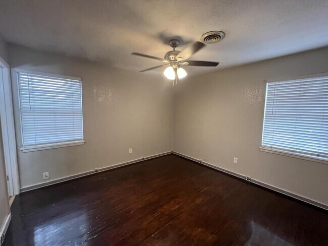 Building Photo - 806 Sandy Ct