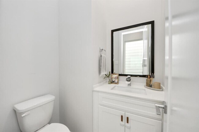 Building Photo - 849 Martin St