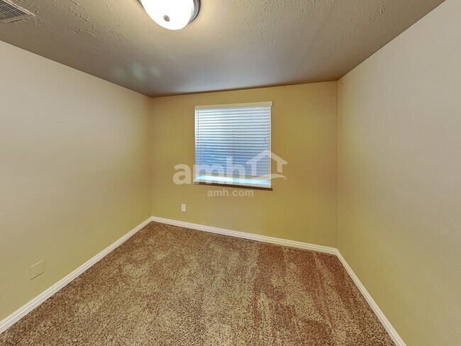 Building Photo - 1329 E 410 S St