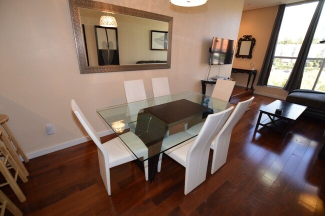 Building Photo - Panorama Towers / Villa Style Condo on two...