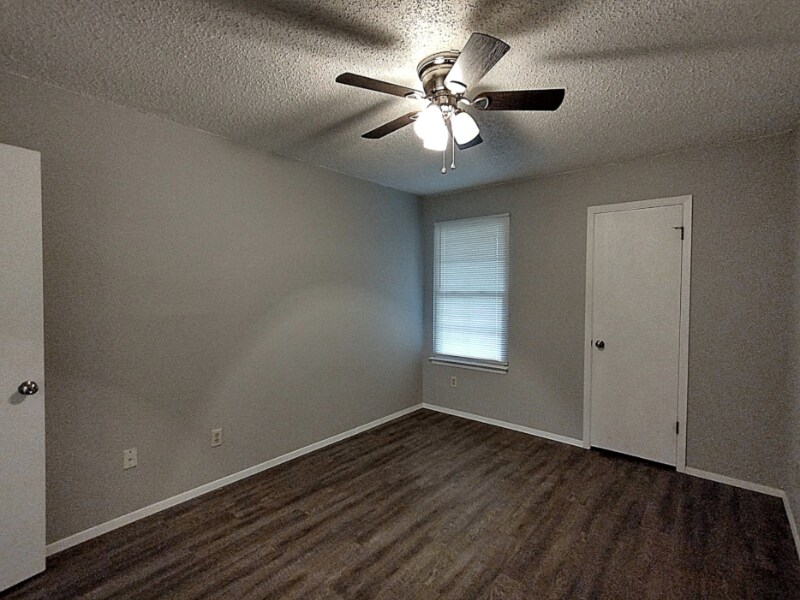 Building Photo - 1620 W Braker Ln