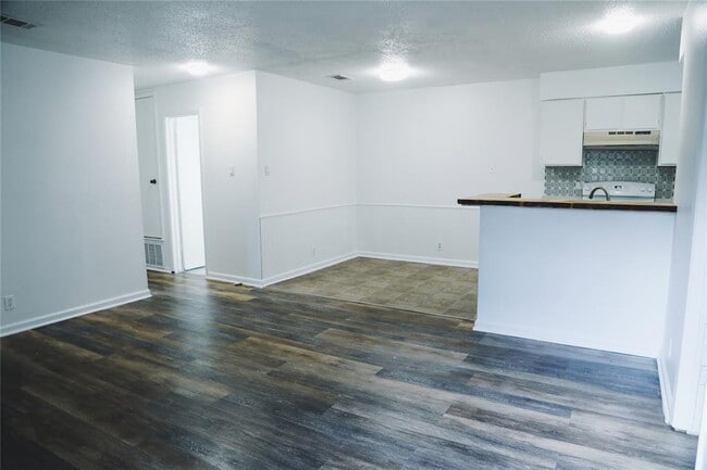 Building Photo - 9906 Hundred Oaks Cir