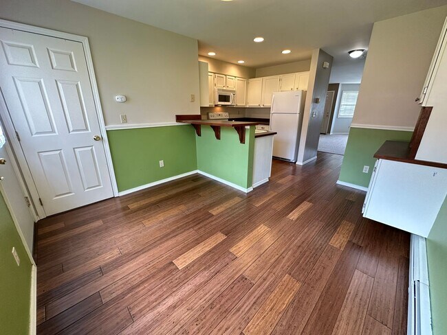 Building Photo - Beautiful 2 Bed 1.5 Bath Condo!