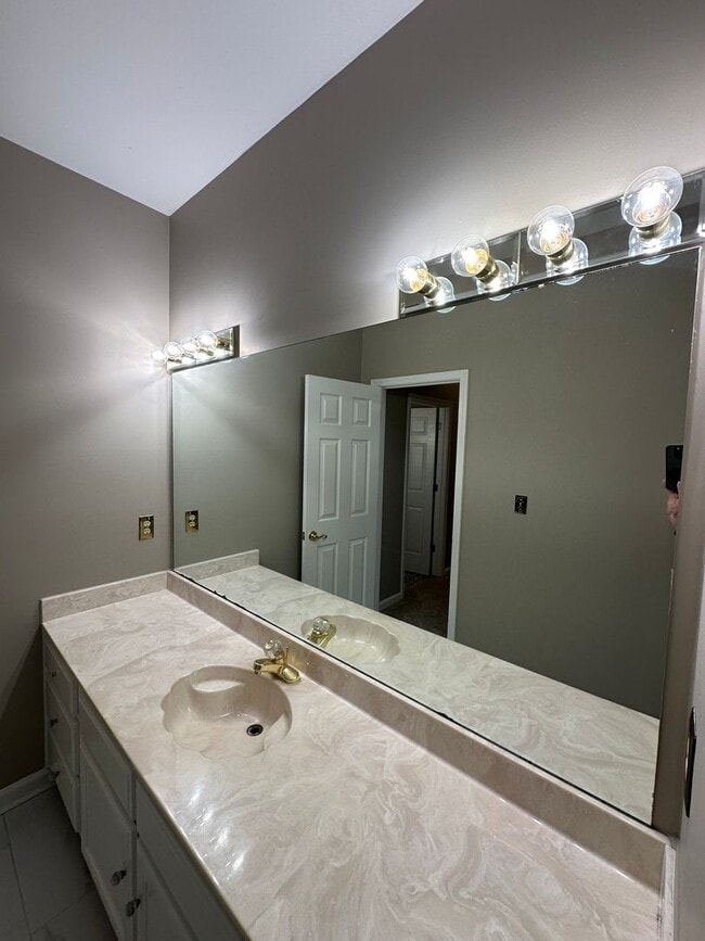 Building Photo - Elegant 4 BR w/POOL MAINTENANCE INCLUDED near Cherokee Valley Golf Club