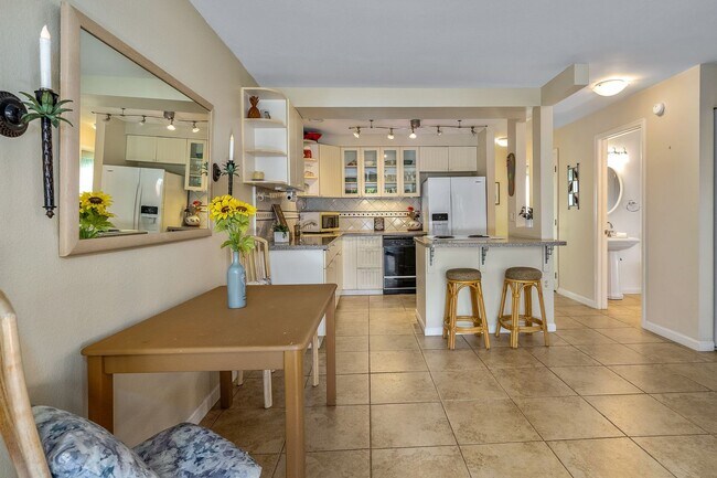 Building Photo - Fully Furnished 2 Bed/1.5 Bath, Maui Gardens Condo with Resort Amenities and Steps to the Beach!