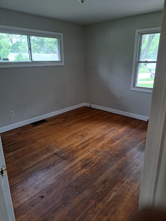 Building Photo - "3-Bedroom Home in Saint Louis with 922 Sq...