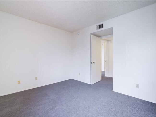 Building Photo - 2 Bedroom, 2 Bathroom with Community Pool!