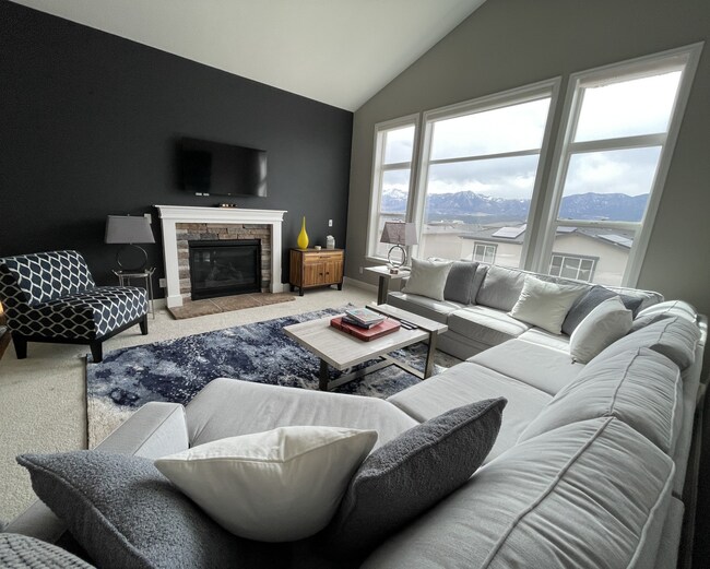 Living room with gas fireplace and views! - 1410 Promontory Bluff Vw
