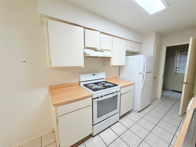 Building Photo - 405 Parkhill Cove