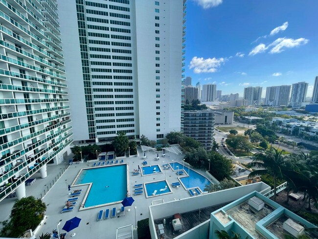 Building Photo - 1900 N Bayshore Dr