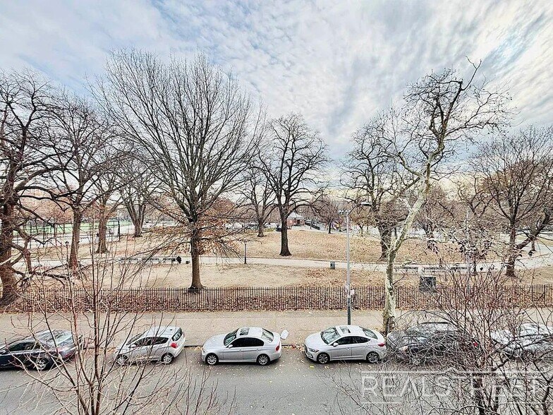 Building Photo - Rare Deal for a Spacious 2-Bedroom in Prime Bushwick with Gorgeous Views Overlooking Maria Hernandez