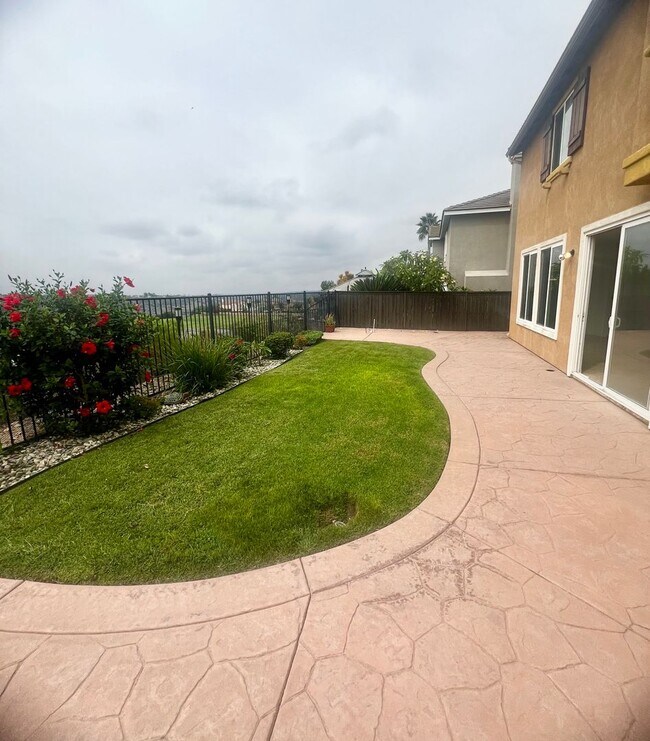 Building Photo - Stunning 4br + Den located on a view lot i...