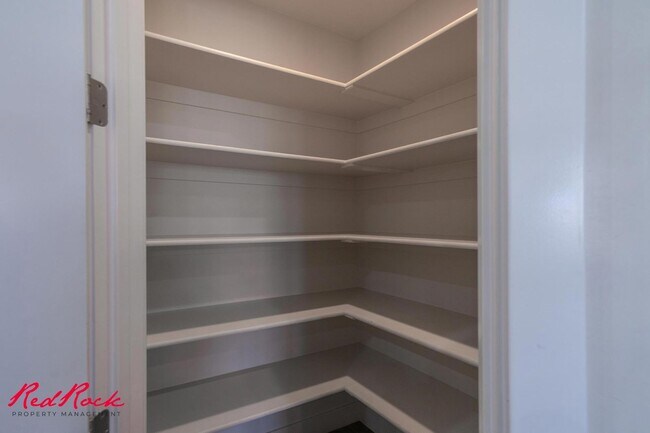 Building Photo - Pet Friendly 4 Bedroom Home in Coral Canyo...
