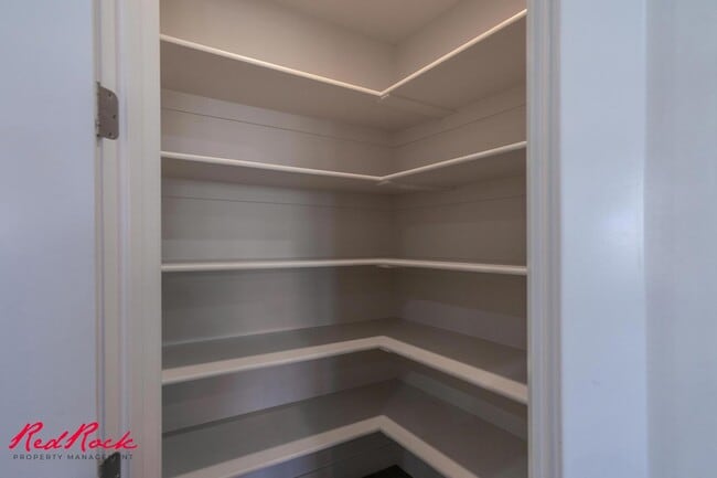 Building Photo - Pet Friendly 4 Bedroom Home! Internet Incl...