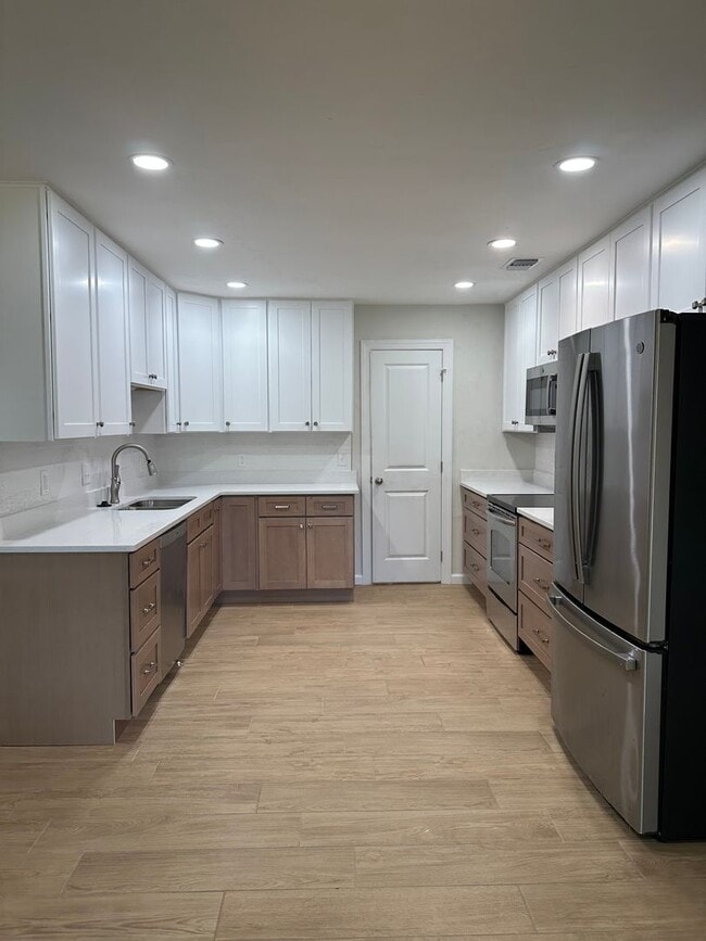 Building Photo - Newly remodeled 4/2 in the Eastgate Commun...