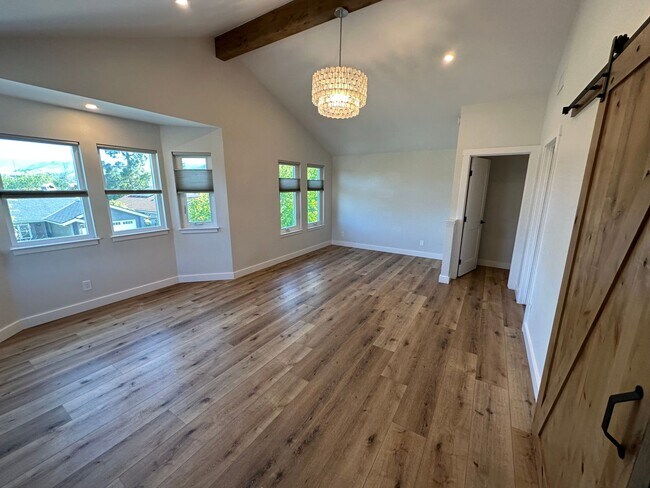 Building Photo - Updated 3 bedroom 2.5 bath with yard
