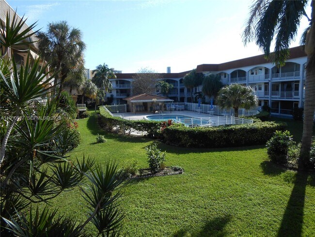 Building Photo - 581 Blue Heron Dr