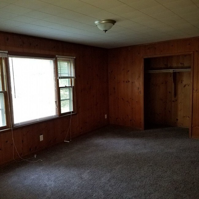 Building Photo - Norhteast 4 Bedroom w/ Garage