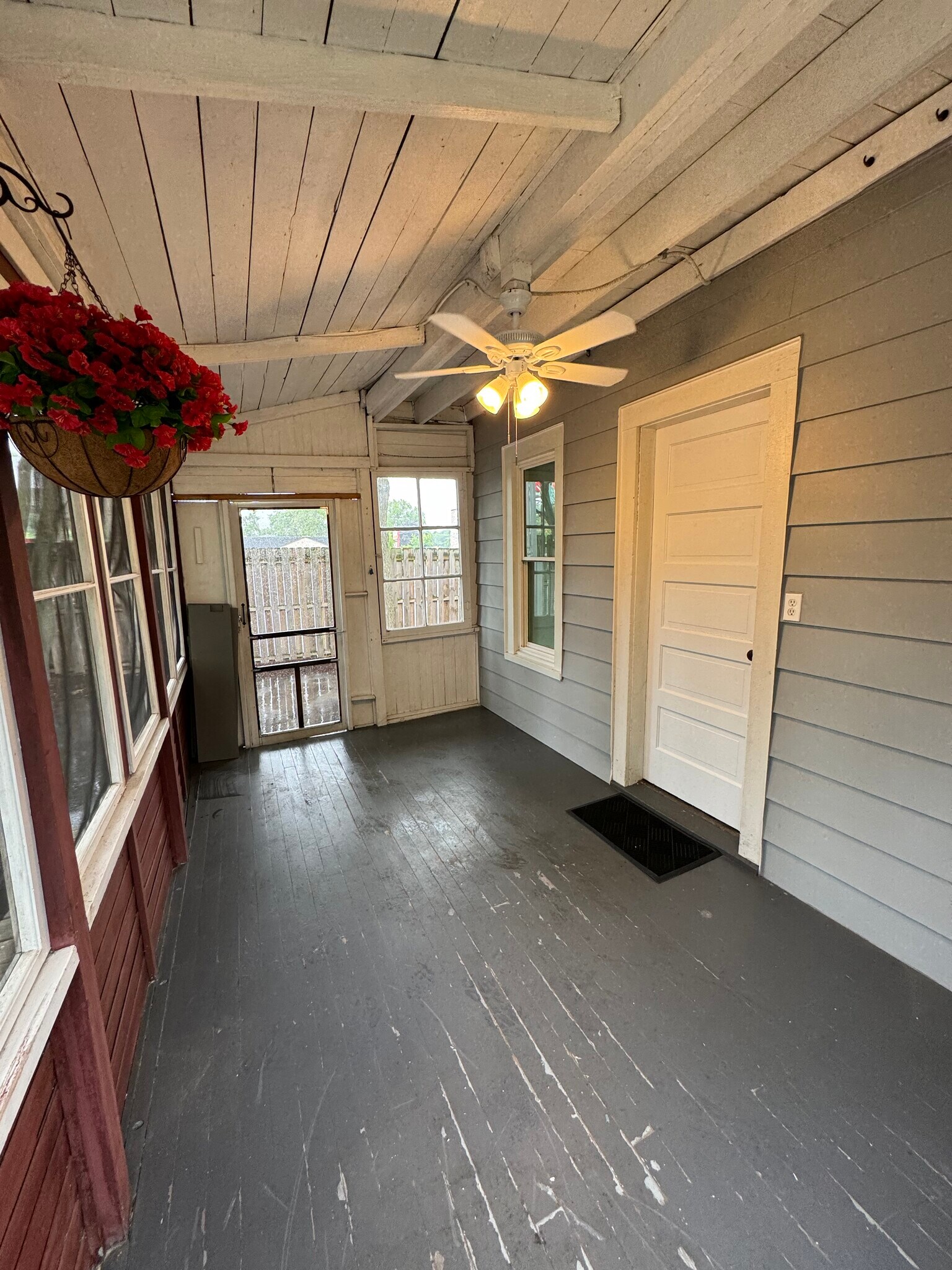 private entrance - 617 Delles Rd
