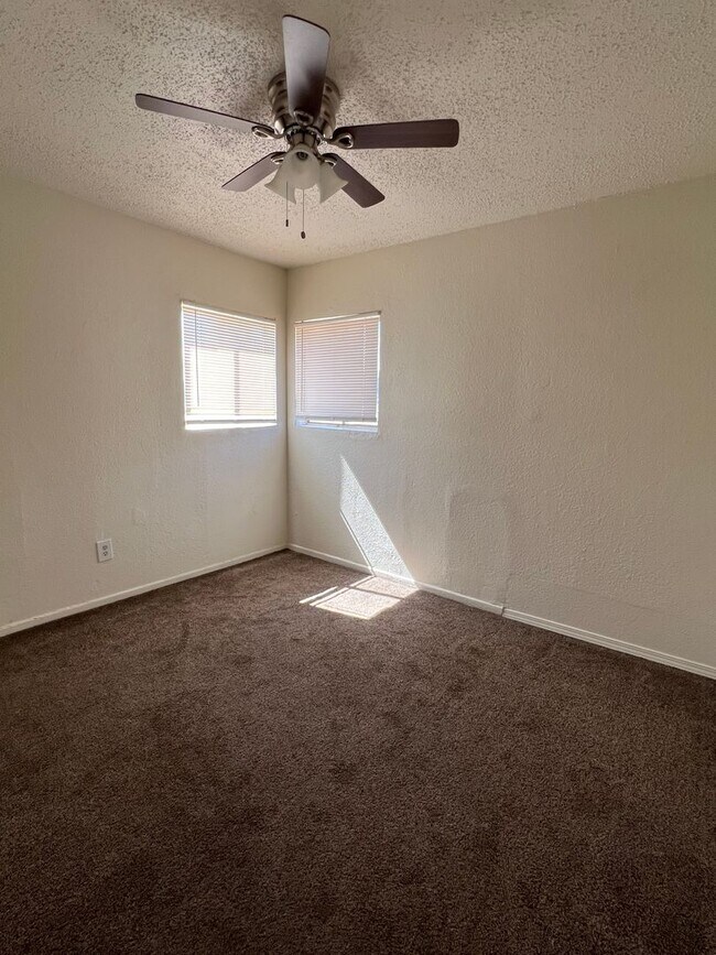 Building Photo - P412