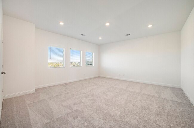 Building Photo - 3210 Blue Grama Bnd