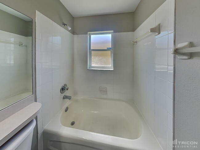 Building Photo - 2118 Deerfield Dr