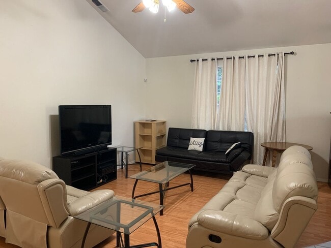 Building Photo - Perfect Location! Steps to schools, Upper Park and Wildwood Park. 3 Bedroom 2 Bath PARTIALLY FURN...