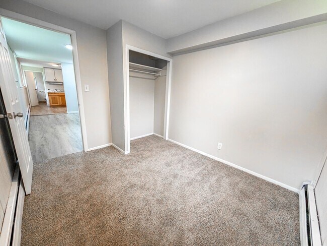 Building Photo - 515 W Oak St