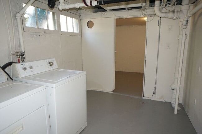 Building Photo - NE Portland 3 bedroom Rose City Park
