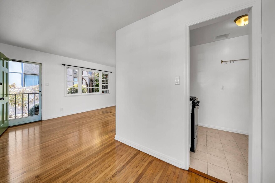 Building Photo - 408 Venice Way